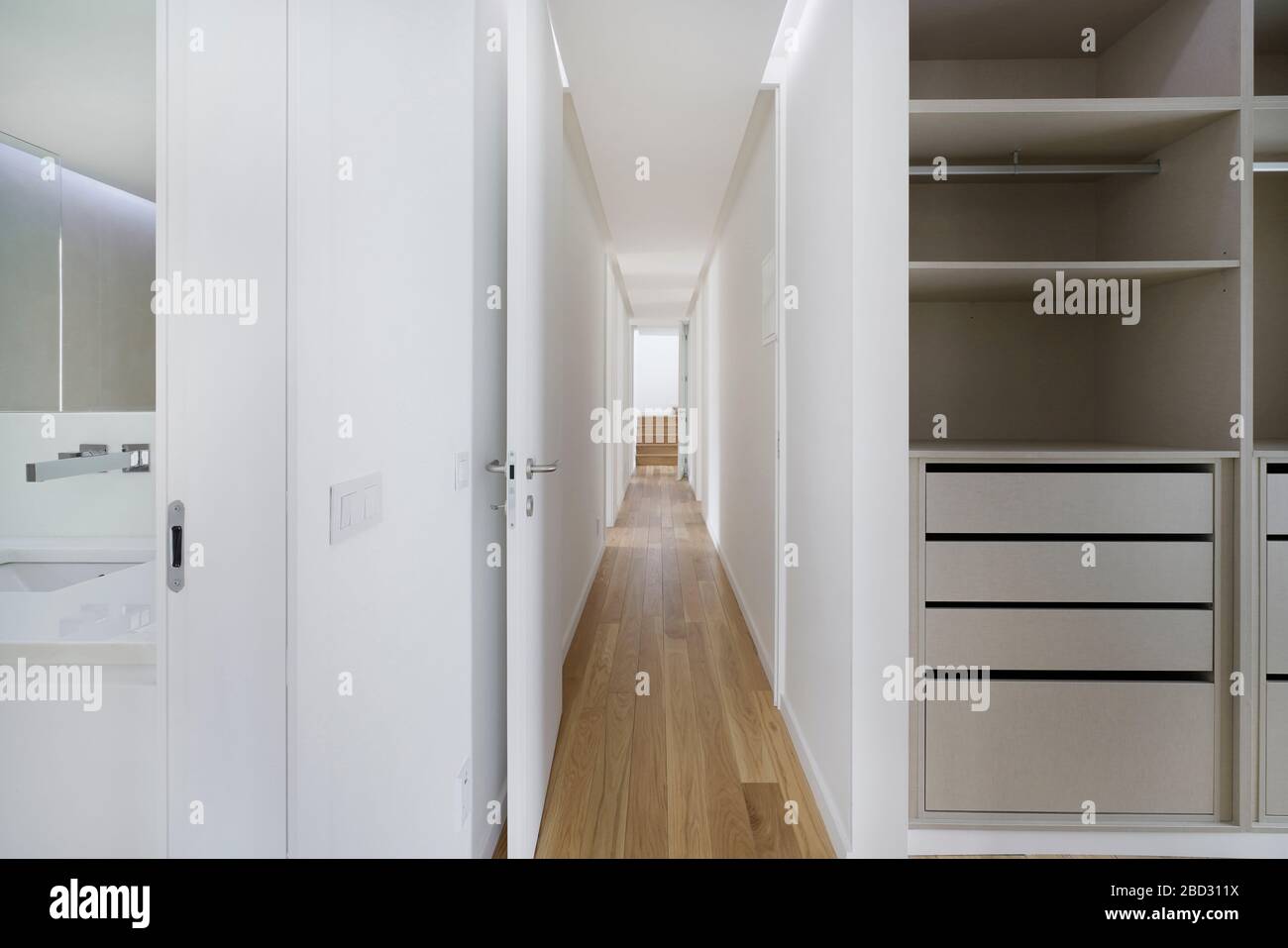 Modernes Schlafzimmer mit Kleiderschrank und Blick auf den Hauptsaal. Stockfoto