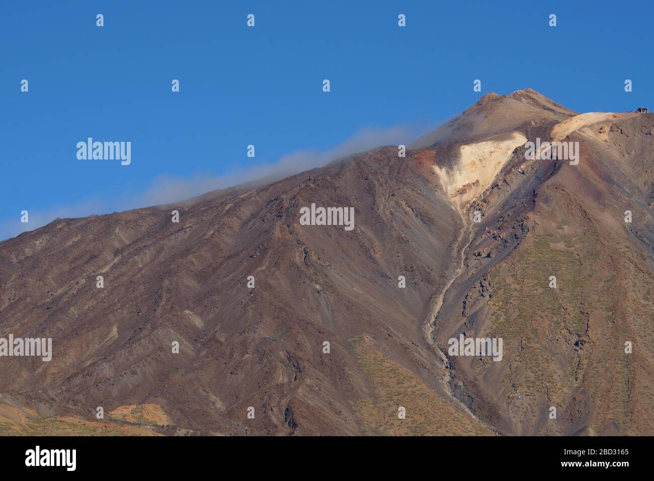 Landschaftlich schöner Blick auf den Vulkan vor blauem Himmel Stockfoto