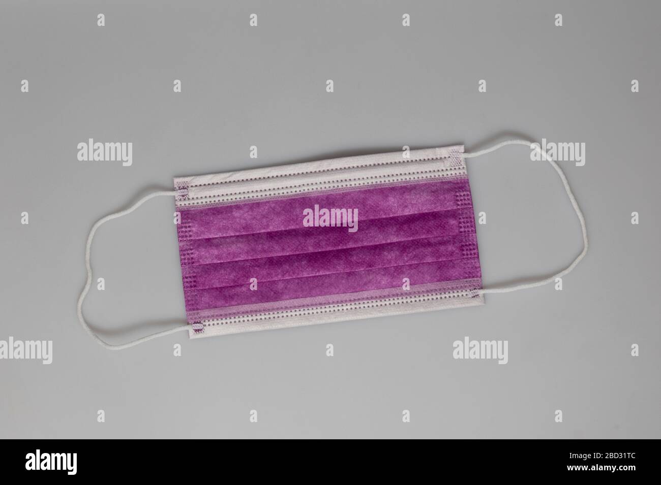 Mundschutz, Schutzmaske, Gesichtsmaske, Atemschutzmaske, Maske violett, Corona, Virus, Epidemie, Epidemie, Krankheit, Infektionsgefahr, Pandemie Stockfoto Mundschutz, Schutzmaske, Gesichtsmaske, Atemschutzmaske, Maske violett, Corona, Virus, Epidemie, Epidemie, Krankheit, Infektionsgefahr, Pandemie Stockfoto