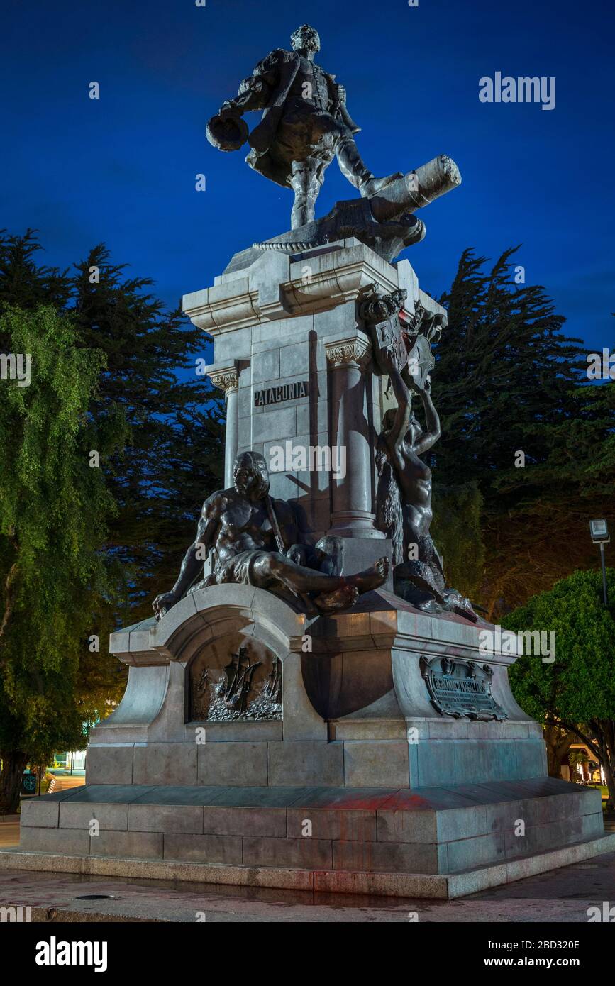 Denkmal Ferdinand Magellan, Fernao de Magalhaes, Entdeckter des Seeweges, der Pazifik und Atlantik verbindet, Plaza de Armas, Dusk, Punta Stockfoto