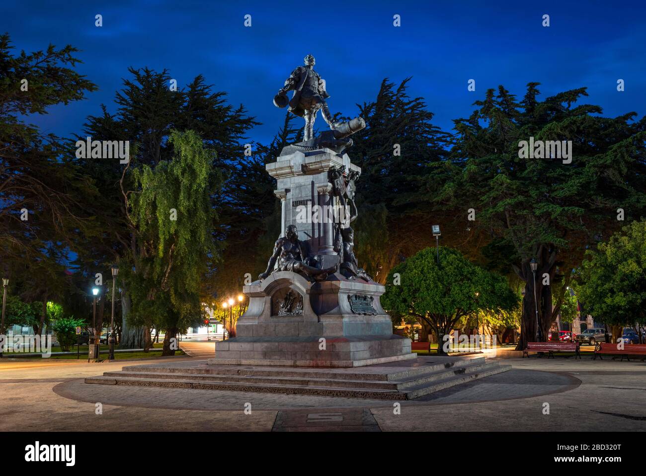Denkmal Ferdinand Magellan, Fernao de Magalhaes, Entdeckter des Seeweges, der Pazifik und Atlantik verbindet, Plaza de Armas, Dusk, Punta Stockfoto