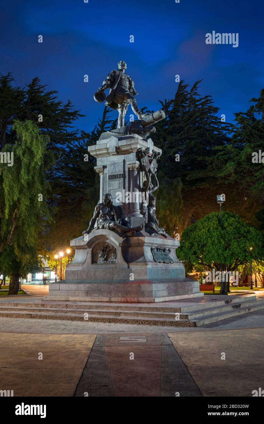 Denkmal Ferdinand Magellan, Fernao de Magalhaes, Entdeckter des Seeweges, der Pazifik und Atlantik verbindet, Plaza de Armas, Dusk, Punta Stockfoto
