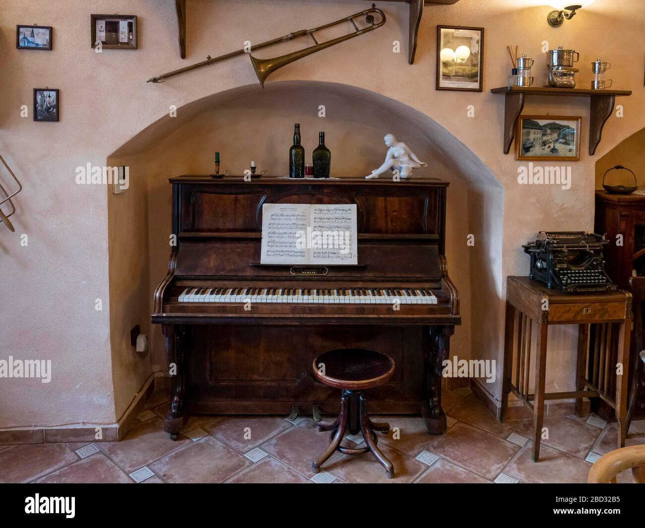 Altes Klavier als Dekoration in einem Kaffeehaus, Mikulov, B?eclav, Region  Südmähren, Tschechien Stockfotografie - Alamy