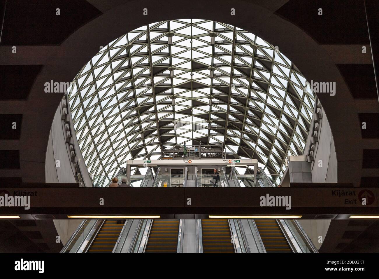 Blick auf die Rolltreppen an der U-Bahn-Station Bikas Park der Linie 4 Stockfoto