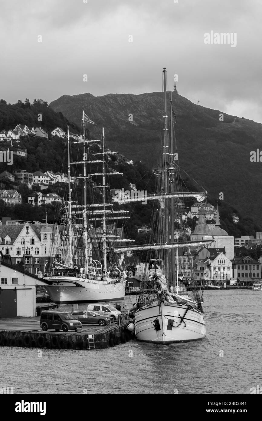 Veteranensegelschiff, die Galeas loyal (Baujahr 1877) am Bradbenken-Kai im Hafen von Bergen, Norwegen. Auch große Schiffsbark Statsraad Lehmkuhl, UNESCO Brygg Stockfoto