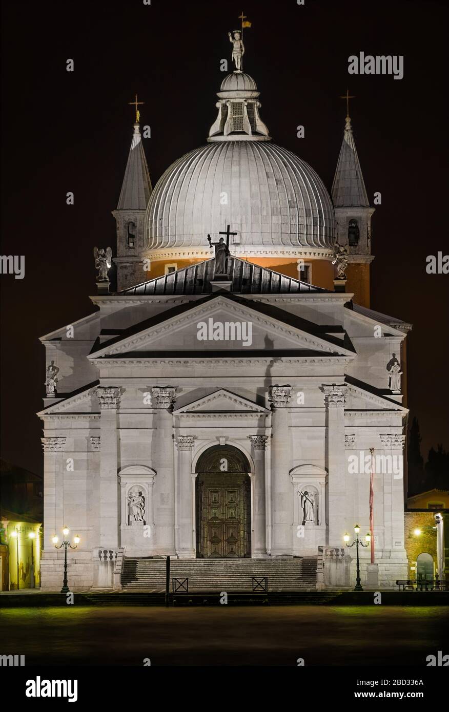 Frontale Nachtaufnahme der Fassade der venezianischen Kirche Des Redentore Stockfoto Frontale Nachtaufnahme der Fassade der venezianischen Kirche Des Redentore Stockfoto