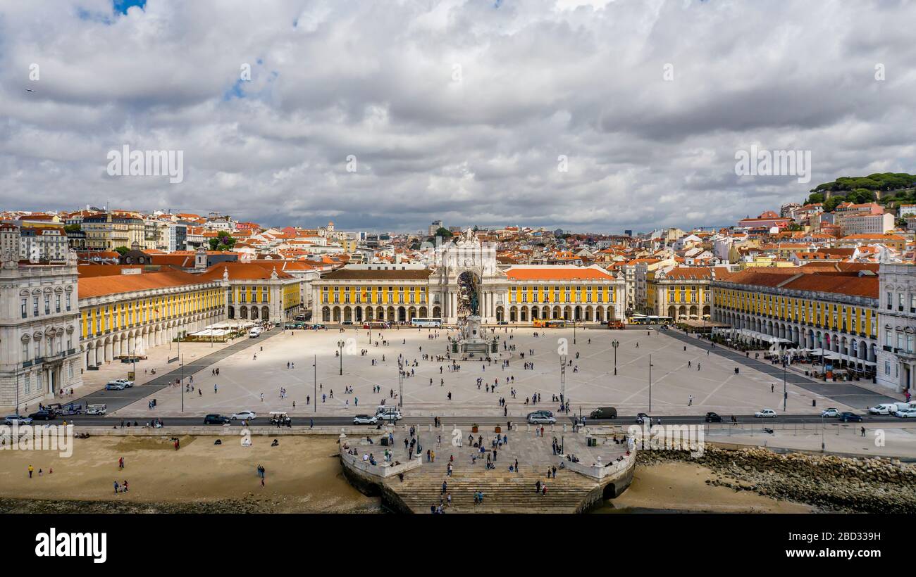 Comercio Platz in Lissabon, Portugal, Augusta Arch, Denkmäler und Menschen. Auch bekannt als Terreiro do Paço de Lisboa. Stockfoto