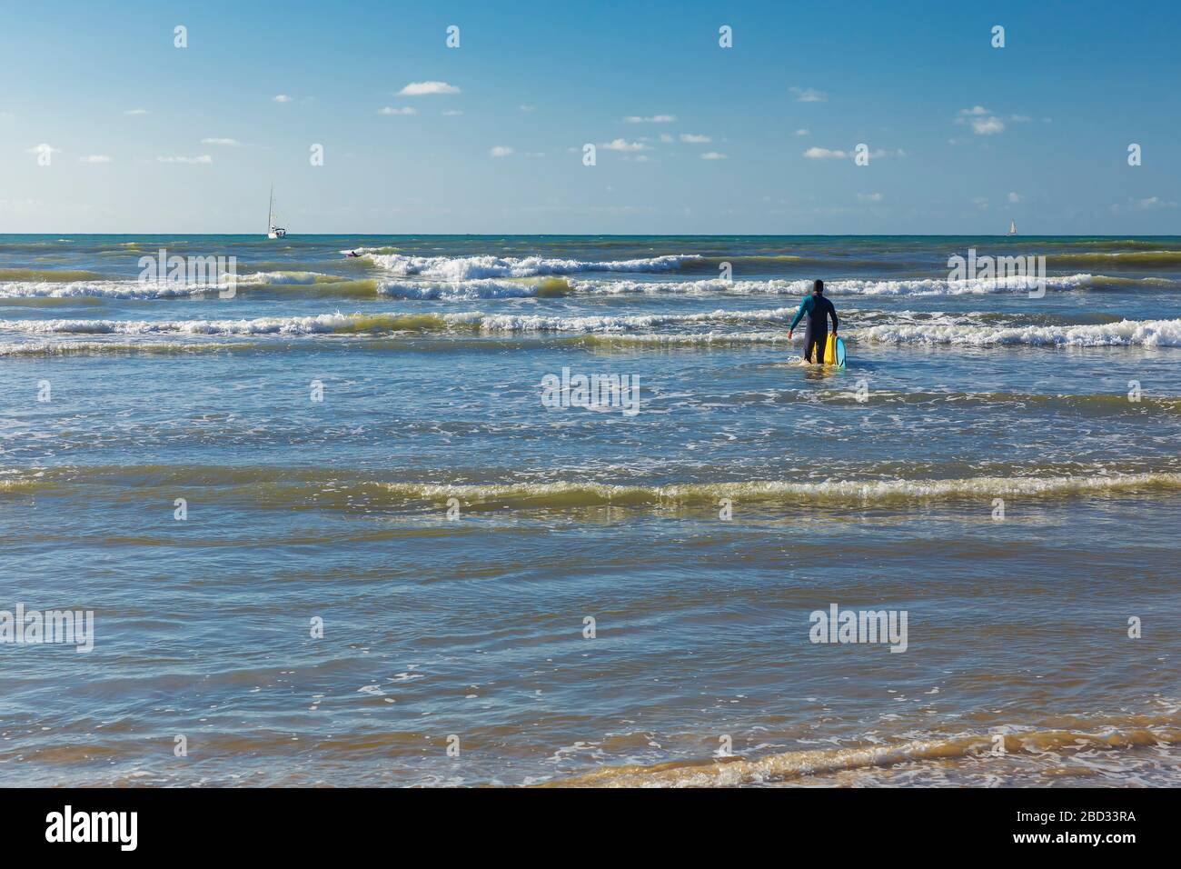 Herzliya, Israel - 05. März 2020:Surfers reiten auf den Wellen an der Mittelmeerküste Stockfoto