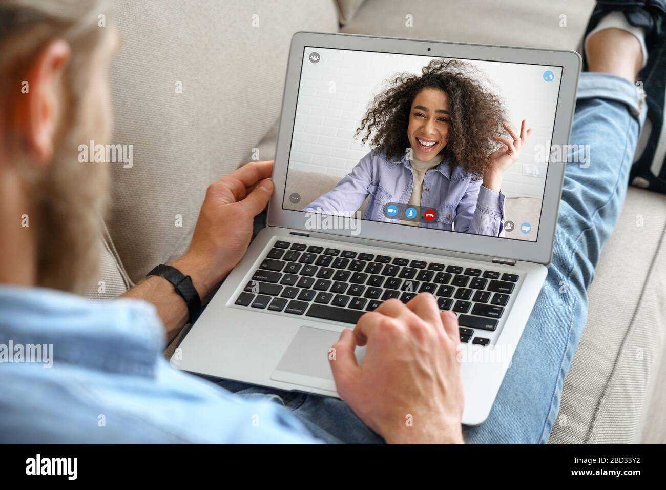 Video des jungen Mannes, der Freunde im Webcam-Chat auf dem Laptop-Bildschirm im Heimbüro anruft. Stockfoto