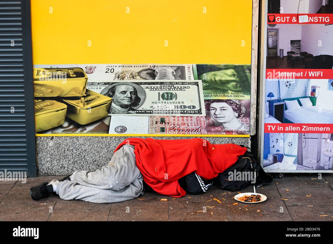 DEUTSCHLAND, Hamburg, Corona Virus, COVID-19, hat Geschäfte auf der Reeperbahn, St. Pauli Rotlichtviertel geschlossen, schlafender Obdachloser vor dem Geldumtausch Stockfoto
