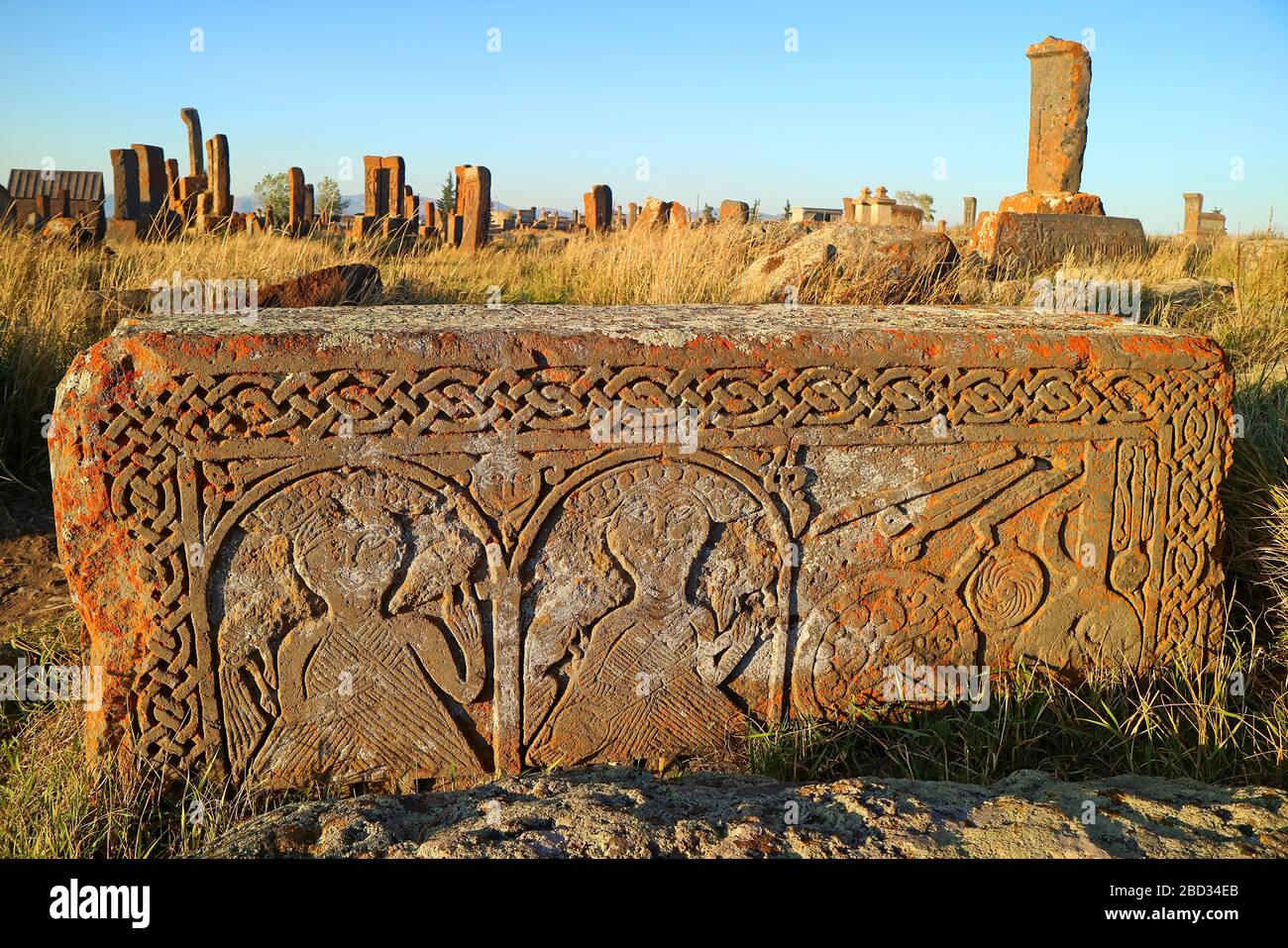Einer der herausragenden Grabsteine auf dem Friedhof Noratus, dem ältesten Armenfriedhof, der eine Fläche von 7 Hektar im Dorf Noratus in Armenien umfasst Stockfoto