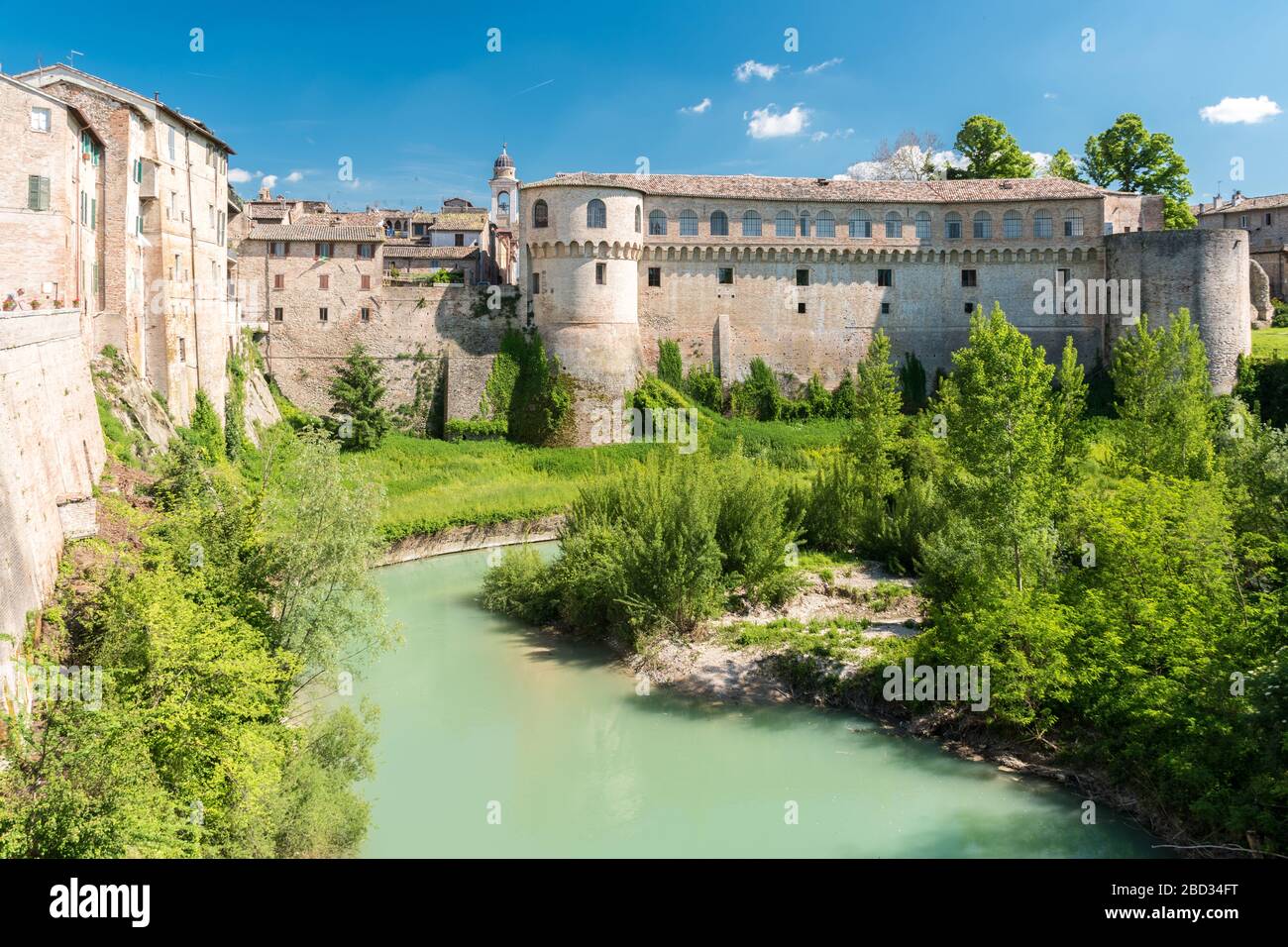 Der 'Ducal Palace' von Urbania (Pesaro-Urbino, Marken, Italien) über den Fluss Metauro Stockfoto