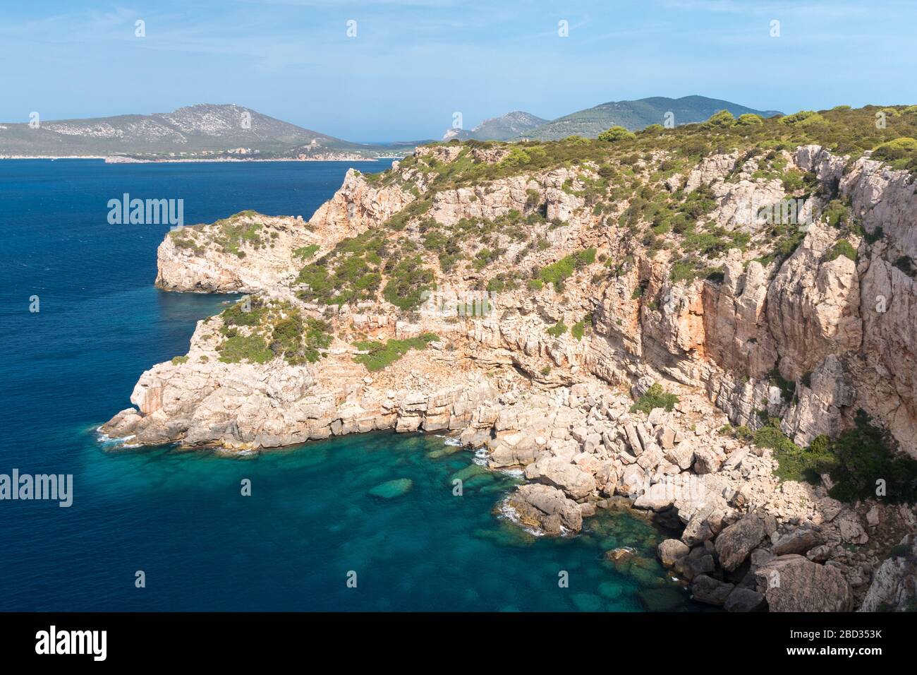 Die Küste entlang von Punta Giglio, einem Vorgebirge bei Alghero (Sardinien, Italien) Stockfoto