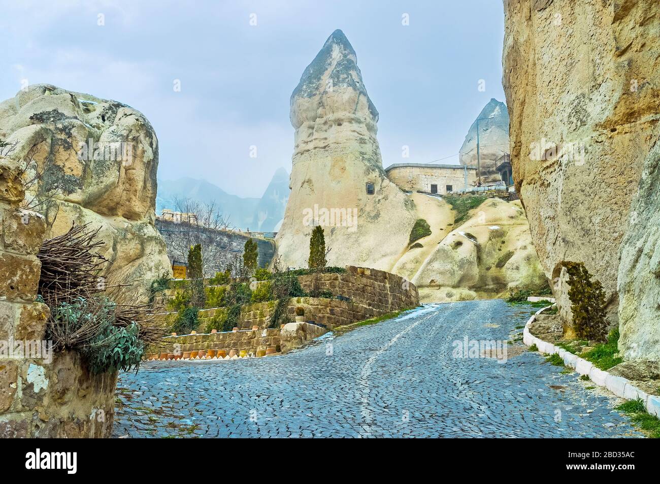 Die Kreuzung auf der Hügellandschaft zwischen den Kaminfelsen von Göreme, Kappadokien, Türkei Stockfoto