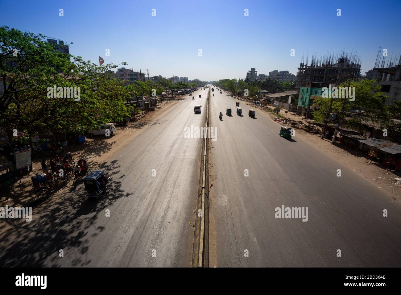 Gegen 9 Uhr morgens sahen wir nur wenige Fahrzeuge, die sich um die verlassene Dhaka zur Chittagong Road bewegten, was ein seltener Anblick ist. Stockfoto