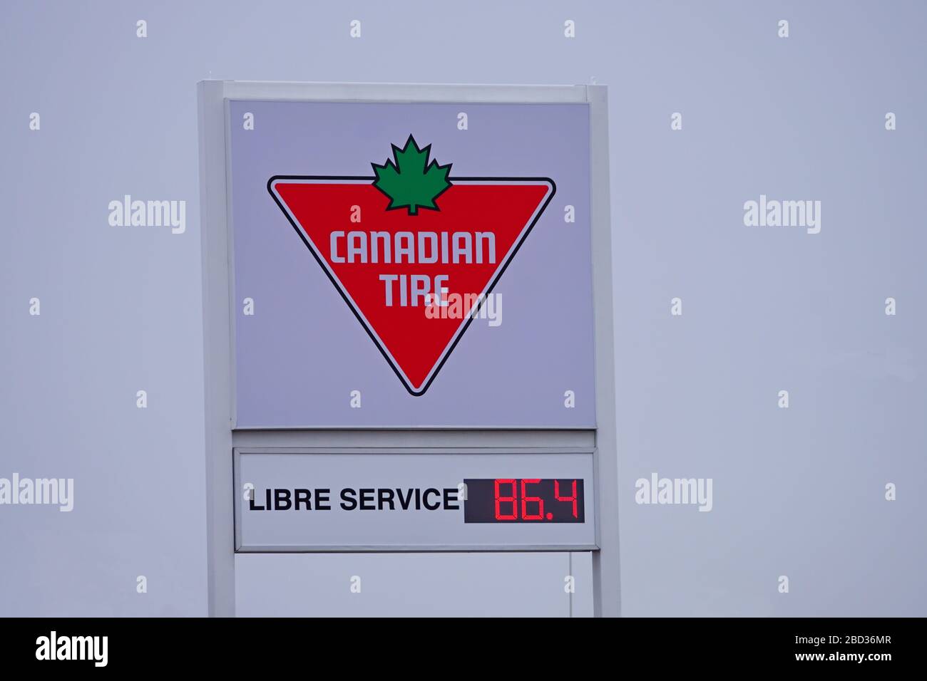 Nahaufnahme einer isolierten Low-Gas-Preis-Plakatwand in Kanada Stockfoto