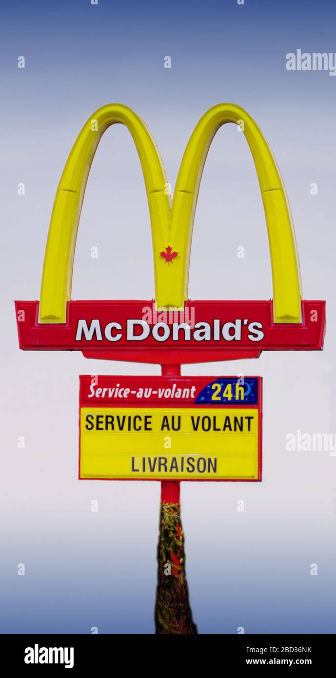 Nahaufnahme eines riesigen Macdonald Restaurant Schild Werbung 24 Stunden Fahrt durch Service während der covid Pandemie Zeitraum Stockfoto