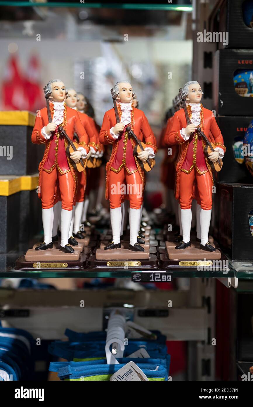 Mirabell, ein Touristenladen in Wien, zeigt Statuen des österreichischen Komponisten Wolfgang Amadeus Mozart. Stockfoto
