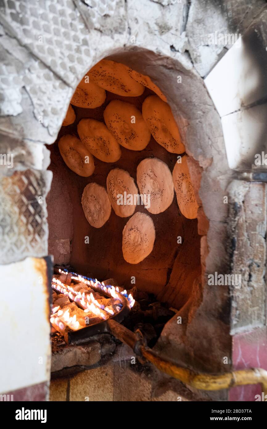 Usbekische traditionelle Fladenbrot nan (nicht) Brot Backen in einem Tandoor Ofen Stockfoto