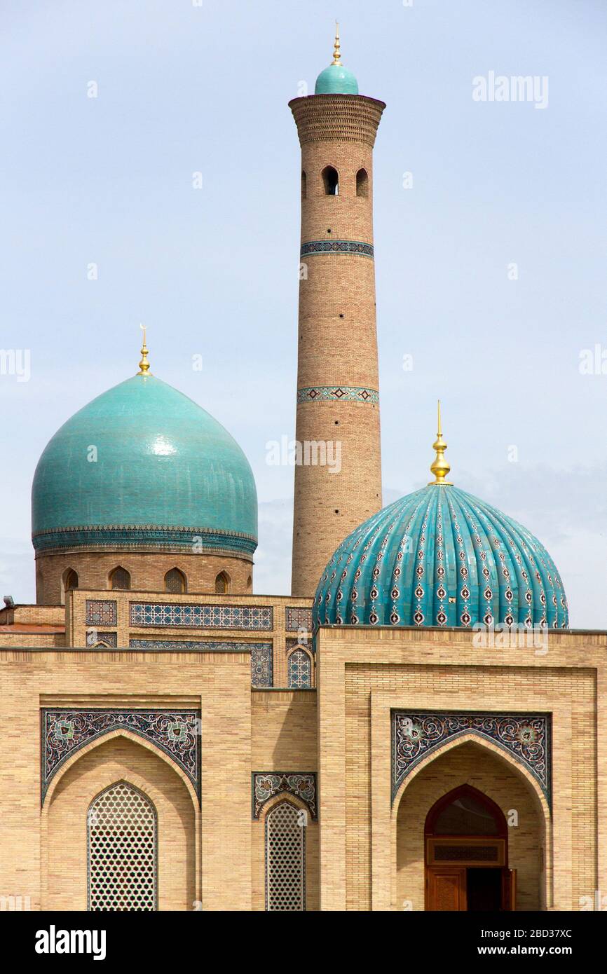 Ansicht der traditionellen islamischen Kuppelarchitektur des Hazrat Imam Komplexes in Taschkent, Usbekistan Stockfoto