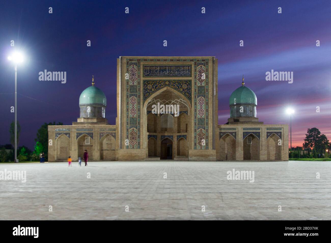 Abendansicht des (hast) Hazrati Imam Komplexes in Taschkent, Usbekistan bei Sonnenuntergang inklusive der Barak Khan Madrassah Stockfoto