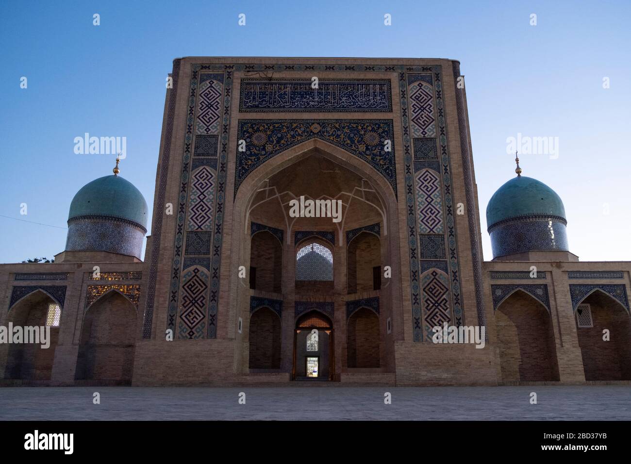 Ansicht der traditionellen islamischen Kuppelarchitektur des Hazrat Imam Komplexes in Taschkent, Usbekistan Stockfoto