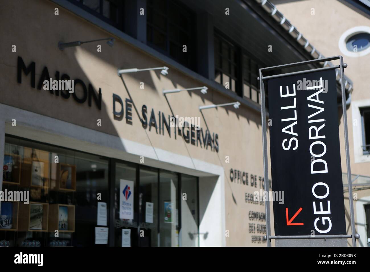 Salle Géo Dorival. Salle d'Exposition. Panneau touristique. Office du Tourisme. Saint-Gervais-les-Bains. Savoie. Frankreich. Stockfoto