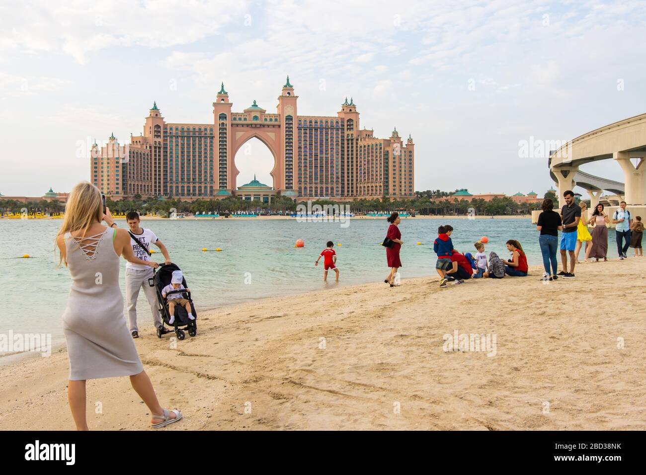 Dubai, VAE - 14. Dezember 2019: Strand mit Touristen im Hintergrund des Hotels Atlantis. Stockfoto