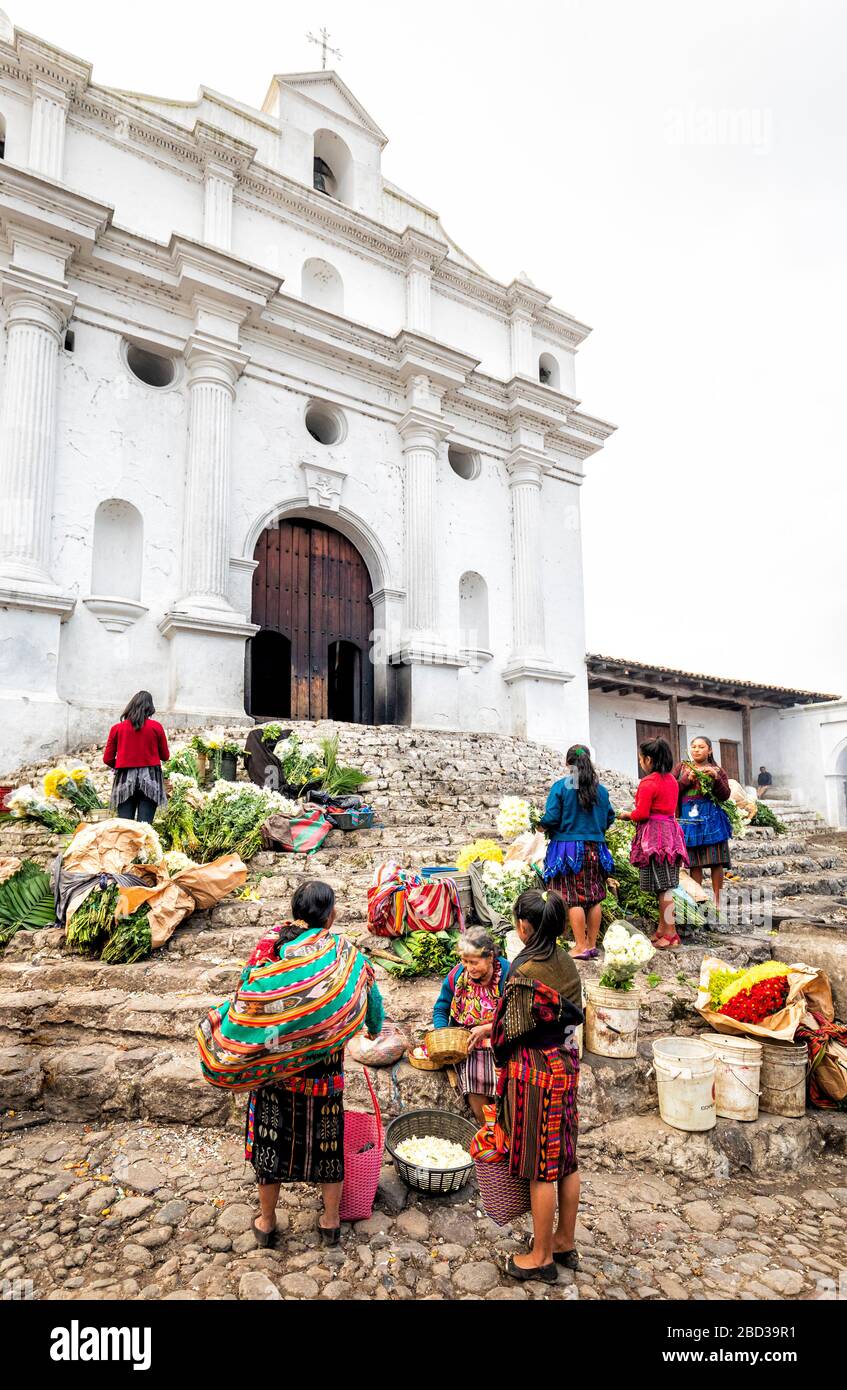 Der Blumenmarkt auf den Stufen der Iglesia de San Tomas in Chichicastenango, Guatemala. Stockfoto
