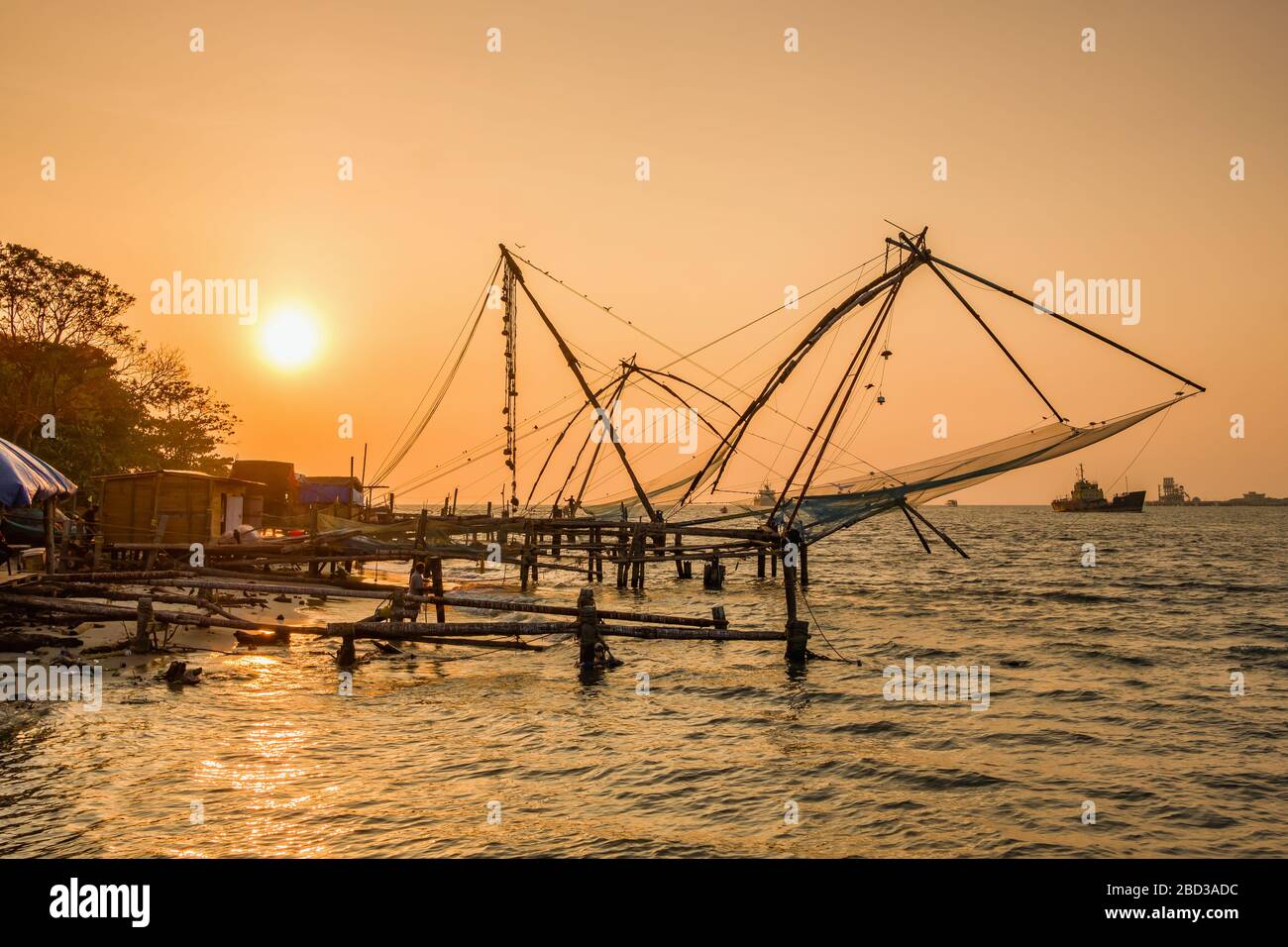 Chinesisches Fischnetz bei Sonnenaufgang in Cochin, Kerala, Indien Stockfoto
