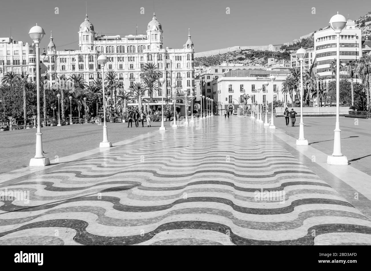 ALICANTE, SPANIEN - 30. DEZEMBER 2018: Stadtbild der Mittelmeerstadt Alicante, Spanien, von der Küste aus gesehen; Schwarz-Weiß-Bild Stockfoto