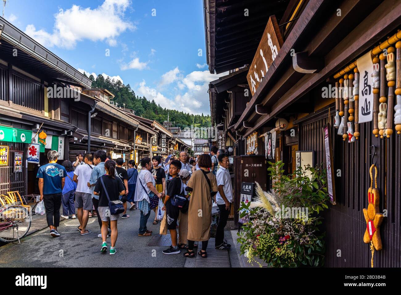 Takayama, Japan, August 2019 - Menschenmenge im Sommer in Takayama, einem beliebten Touristenziel für seine gut erhaltene Altstadt Stockfoto