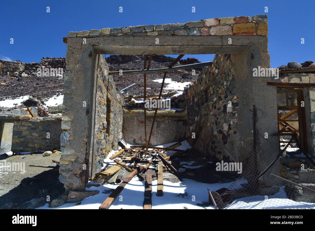 Überreste des Wohnhauses der Bergarbeiter in der Schwefelmine Julia auf 5250 m.ü.M. Mine Julia, Mine La Casualidad, Salta, Argentinien. Stockfoto