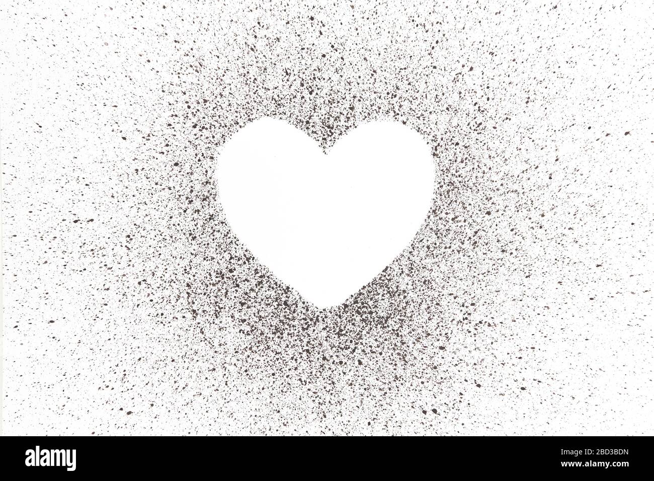 Schwarze Herzform für Text auf weißem Hintergrund isoliert Stockfoto