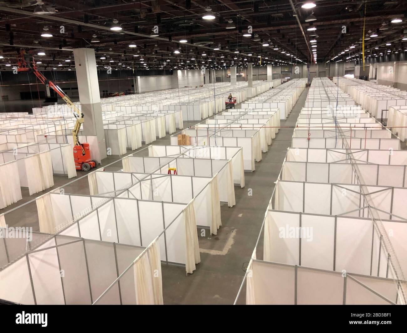 Hunderte von Krankenhausbetten bedecken den Boden in einer am TCF Convention Center am 6. April 2020 in Detroit, Michigan, eingerichteten Einrichtung für Coronavirus Pandemie COVID-19. Stockfoto