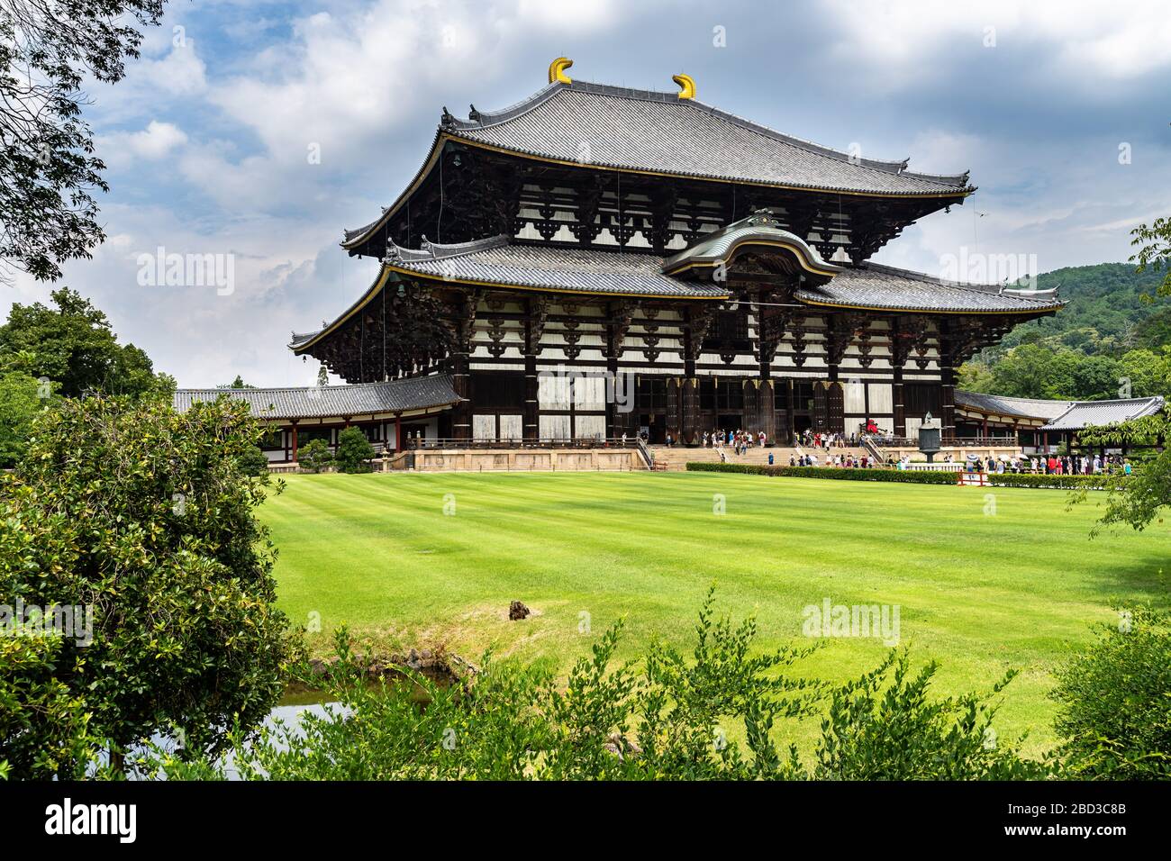 Die große Buddhahalle (Daibutsuden) des Todaiji-Tempels, ein Nationalschatz und UNESCO-Weltkulturerbe. Nara, Japan, August 2019 Stockfoto