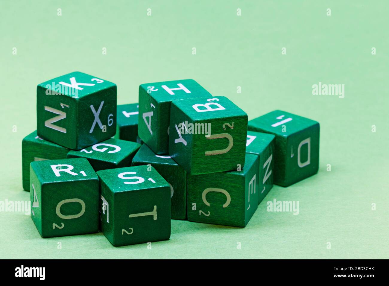 Kleine Holzwürfel mit Buchstaben darauf sehen fast wie Kacheln für das Spiel Word Scramble aus Stockfoto