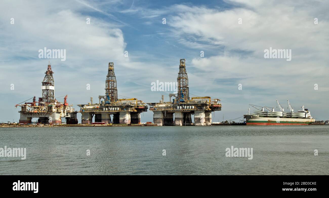 Harbour Island, Canyon Port, drei Tiefwasser-Bohrinseln im Lager, Schiff verankert, in Erwartung, die Propeller Blades der Riesenwindturbine zu entladen. Stockfoto