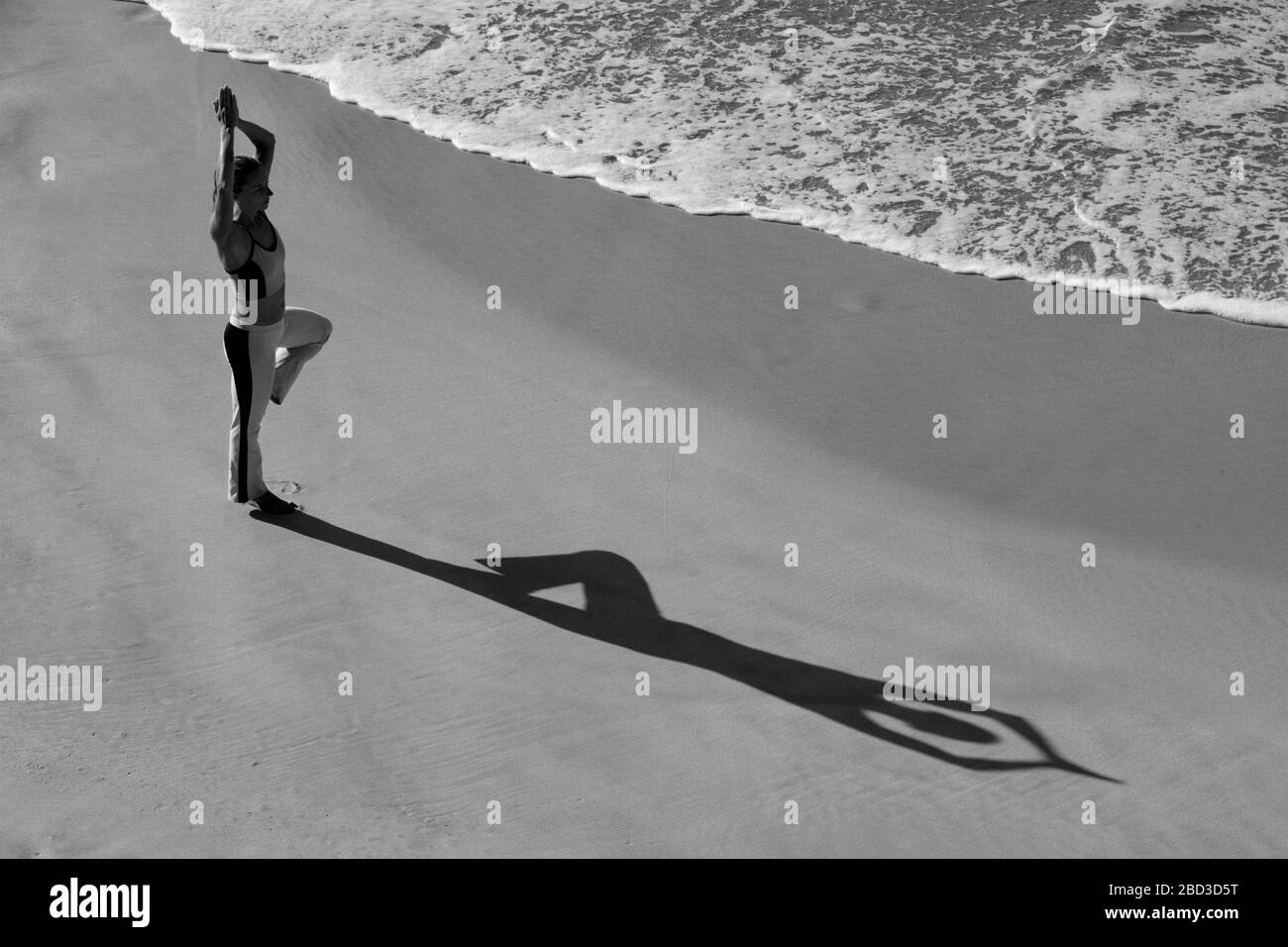 Frau übt Yoga am Strand im Makena State Park, Maui, Hawaii. Stockfoto