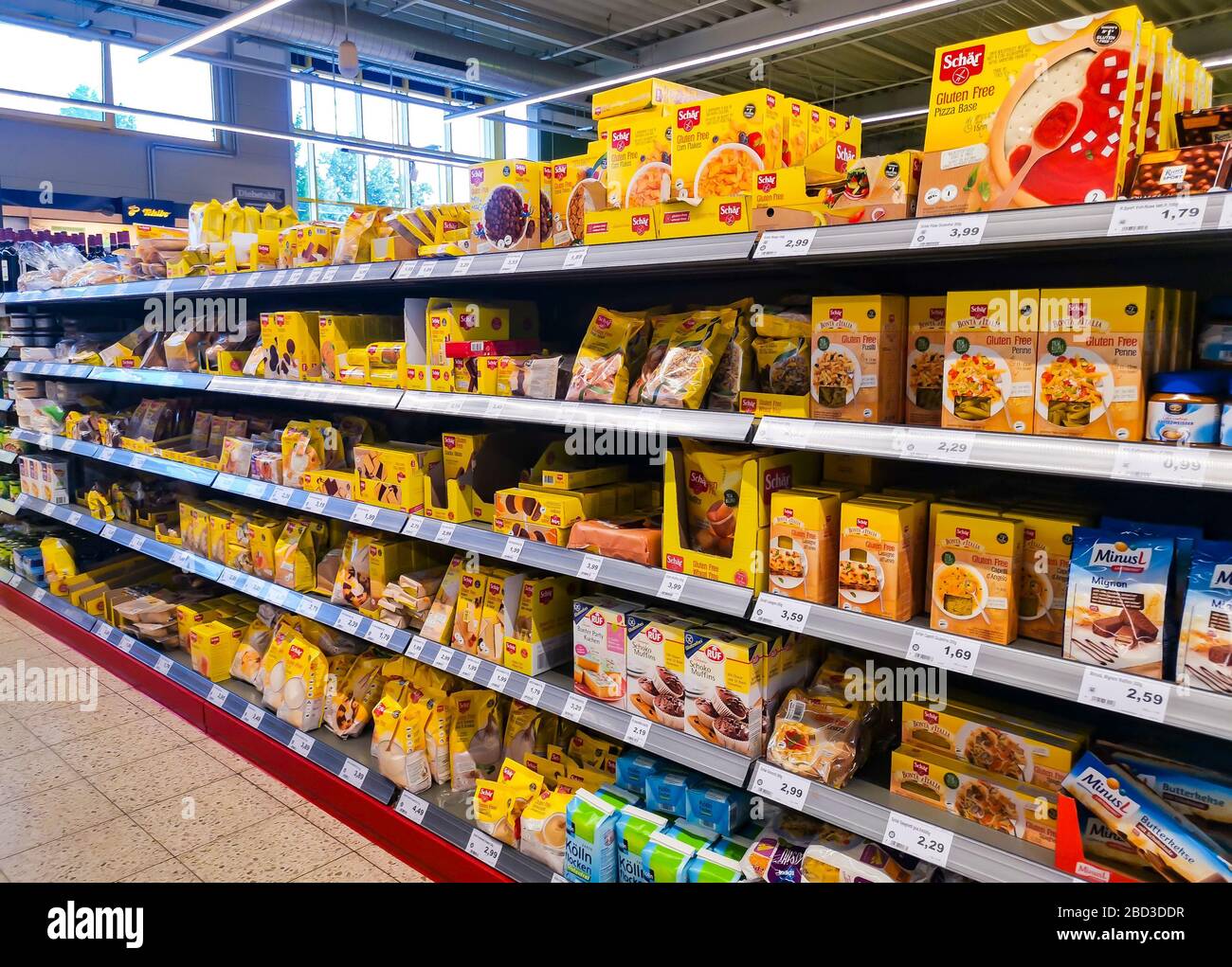 GIESSEN, DEUTSCHLAND - 2019-08-01 - Regal mit SCHAER glutenfreien  Lebensmitteln in EDEKA Supermrket in Gießen Stockfotografie - Alamy