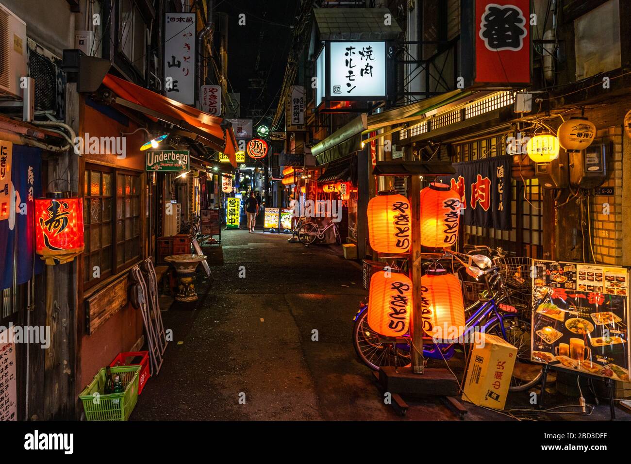 Osaka, Japan, August 2019 - Nachtansicht einer ruhigen Straße in Osaka in der Nähe der Dotonbori-Gegend voller traditioneller japanischer Restaurants und farbenfroher Laternen Stockfoto