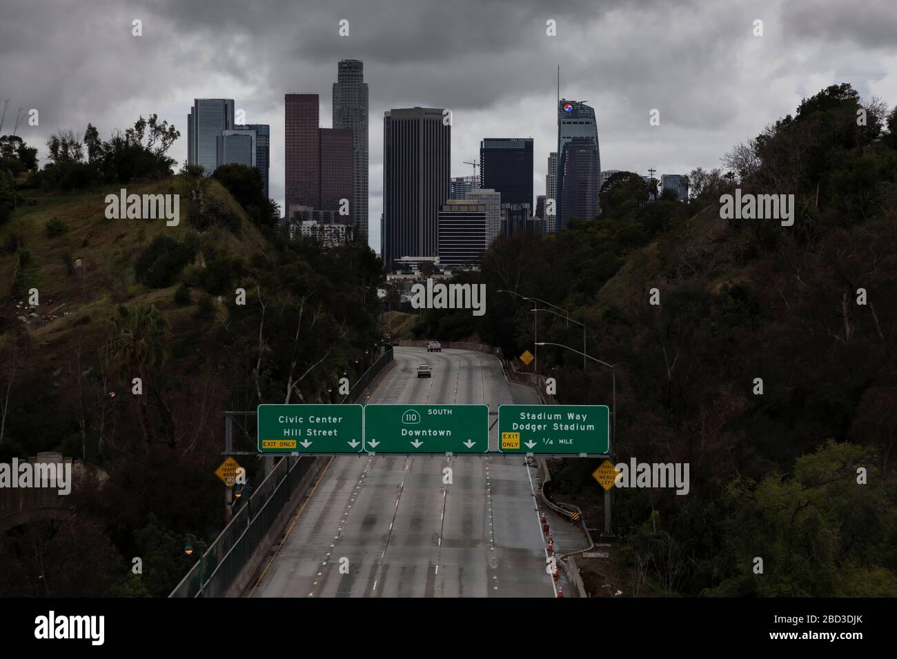 Los Angeles, USA. April 2020. Die Autobahnen in Los Angeles bleiben aufgrund von Anweisungen lokaler Behörden nahezu leer. Los Angeles versucht aggressiv, die itÕs-Kurve der Covid-19-Fälle abzuflachen. 06.04.2020 Los Angeles, CA USA (Foto von Ted Soqui/SIPA USA) Credit: SIPA USA/Alamy Live News Stockfoto