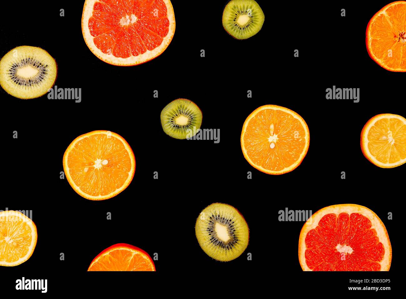 Zitrusfrüchte mustern orange Zitrone Grapefruit Mandarin Kiwi. Flatlay-Komposition Stockfoto