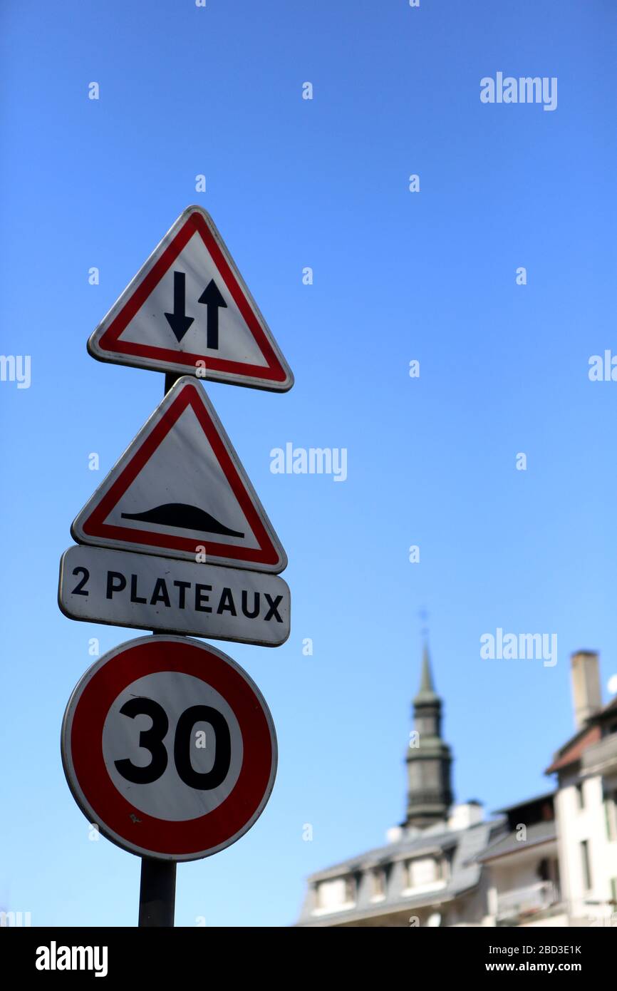 accès dans les deux sens, dos d'âne, Limitierung à 30 km/h. Panneaux. Signalisierung routière. Saint-Gervais-les-Bains. Savoie. Frankreich. Stockfoto