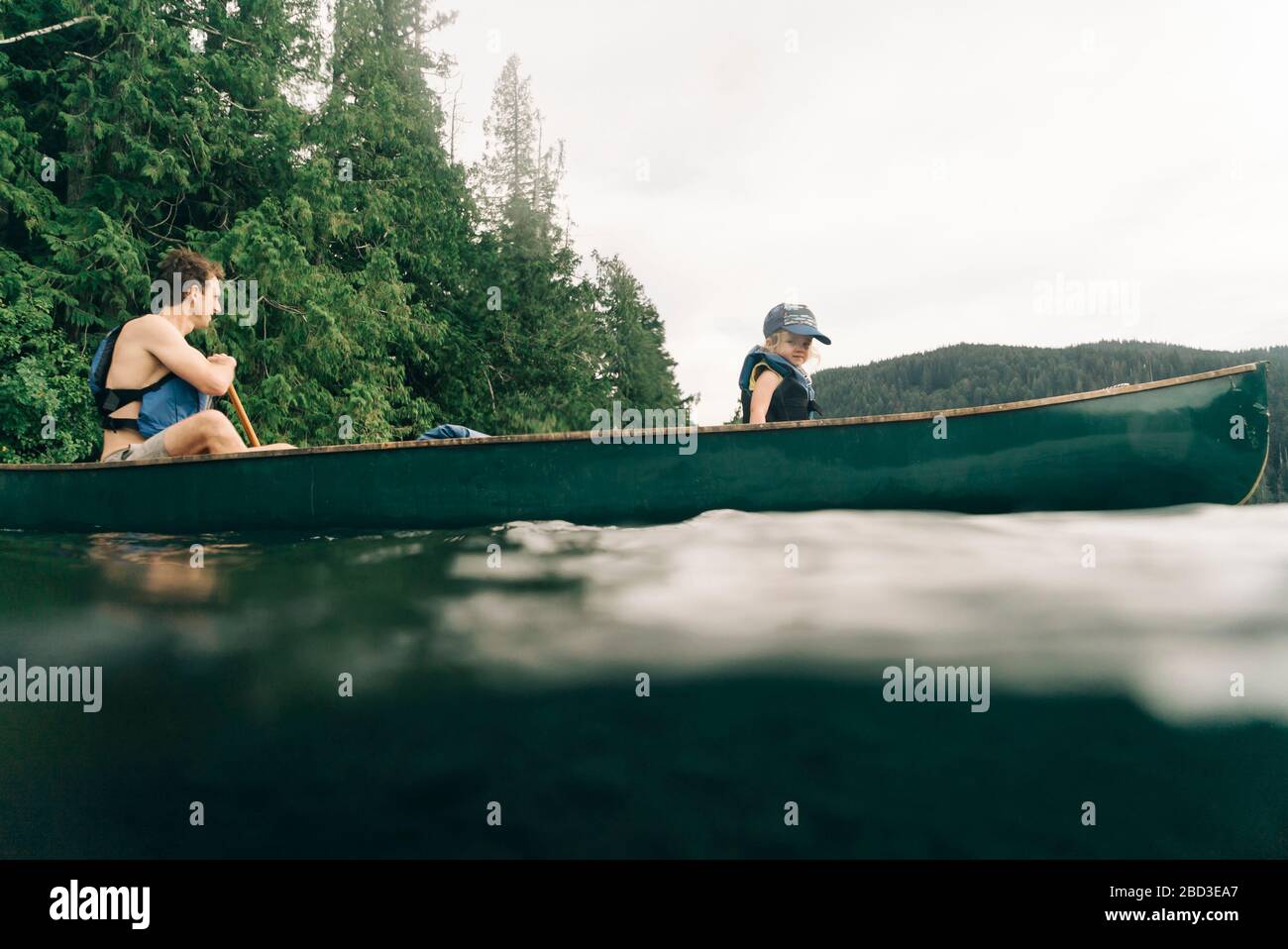Ein junges Mädchen fährt mit ihrem Vater in einem Kanu auf dem Lost Lake in Oregon. Stockfoto