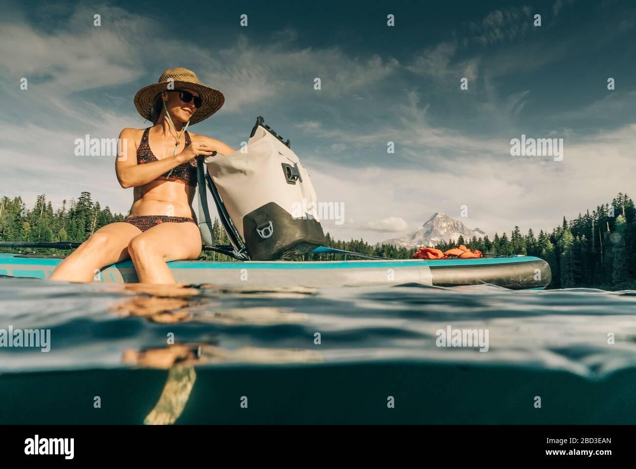 Eine junge Frau genießt ein Stand-up-Paddle-Board auf Lost Lake in Oregon. Stockfoto