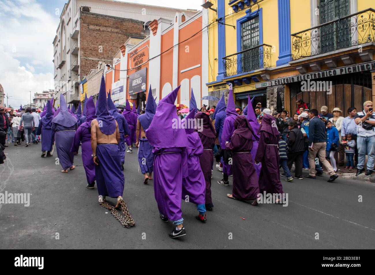 Quito, Pichincha, Ecuador - 27. März 2018: März der Penitenten bei Karfreitagszug zu ostern, Semana Santa, in Quito. Cucuruchos trägt PU Stockfoto