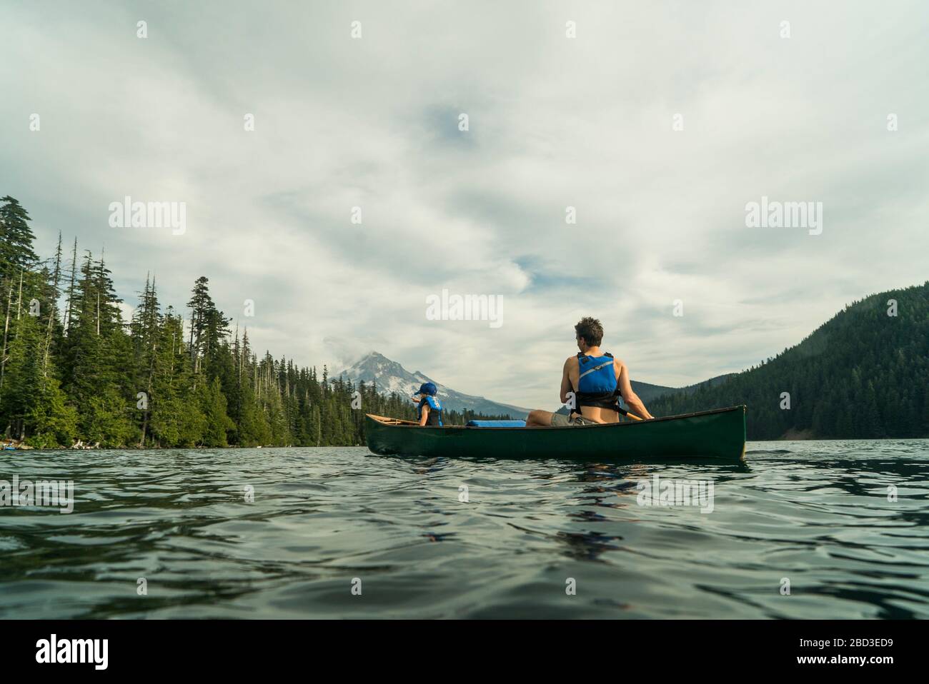 Ein junges Mädchen fährt mit ihrem Vater in einem Kanu auf dem Lost Lake in Oregon. Stockfoto