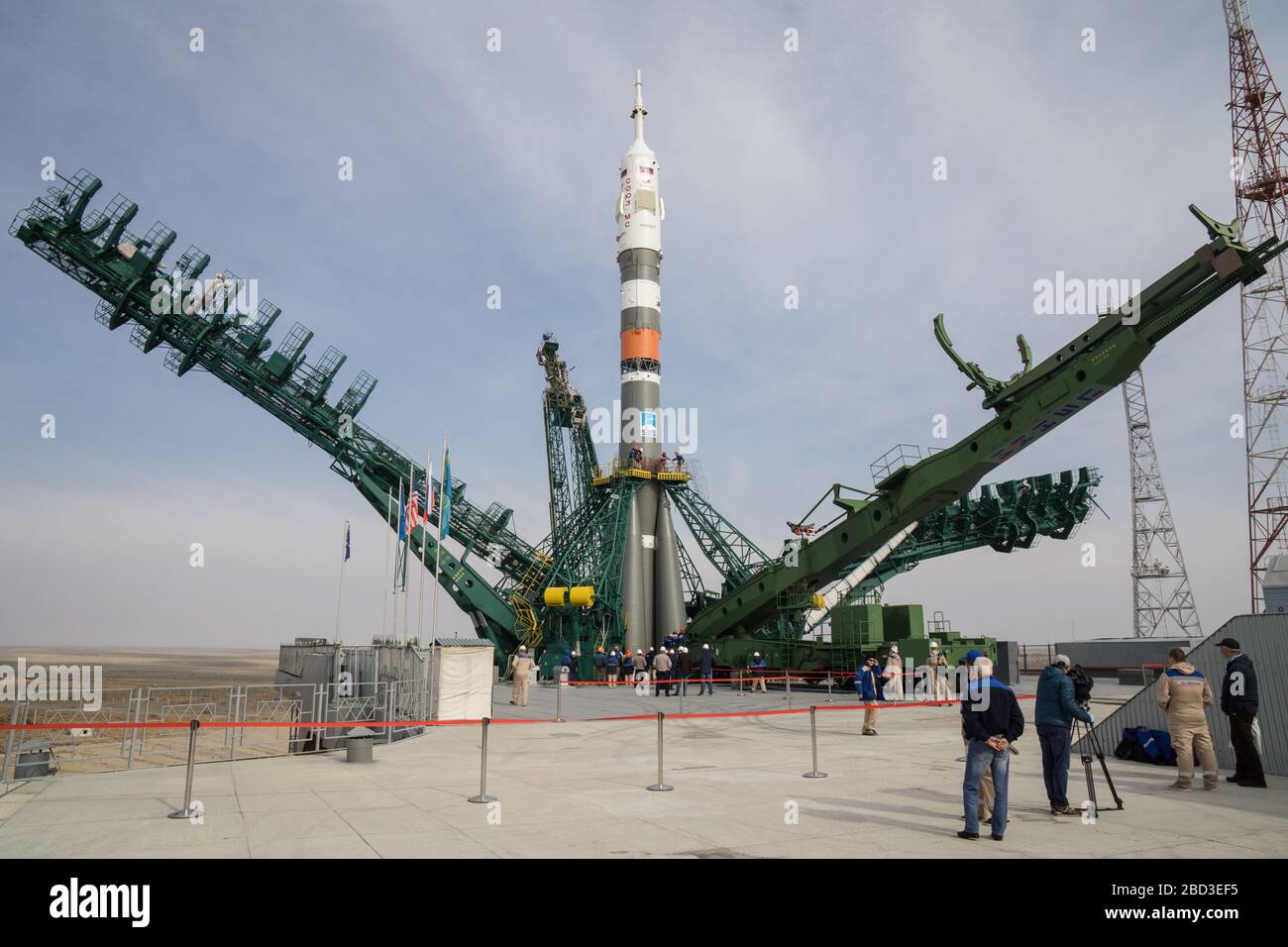 Baikonur, Kasachstan. April 2020. Das russische Raumschiff Sojus MS 16 und die Boosterrakete werden in eine vertikale Position gebracht und die Gantry am Startplatz 31 des Kosmodroms Baikonur am 6. April 2020 in Baikonur, Kasachstan, geschlossen. Die internationalen Raumstation-Expedition 63 Besatzungsmitglieder Chris Cassidy von der NASA, Anatoli Ivanishin und Ivan Vagner von Roskosmos werden am 9. April für eine sechseinhalb Monate Mission ins Orbiting-Labor starten. Credit: Victor Zelentsov/NASA/Alamy Live News Stockfoto