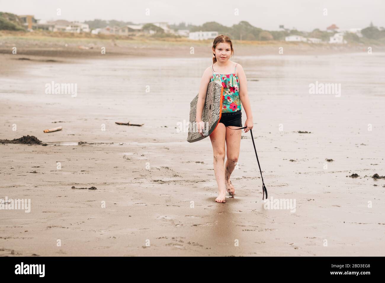 Brünettes Mädchen Hebt Ihren Rock Am Strand An
